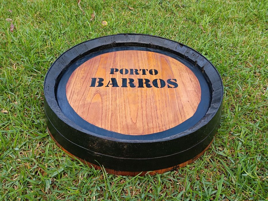 Topo de barril "PORTO BARROS" em madeira de carvalho com aros metálicos
Medidas: 50/10cm topo 
Exemplar estado de conservação