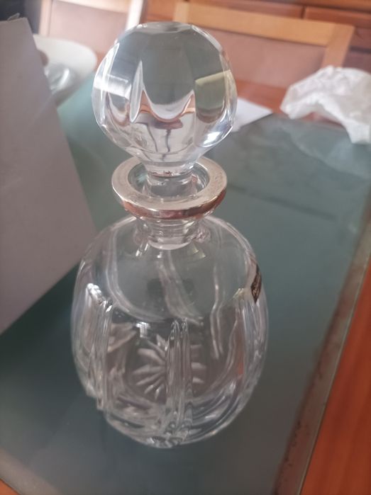 Garrafa de cristal e prata