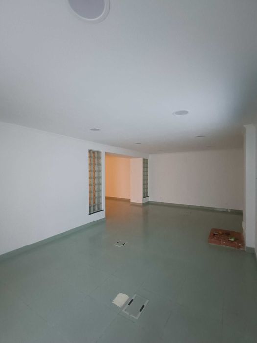 Arrendamento de Garagem/Espaço Funcional em Azeitão