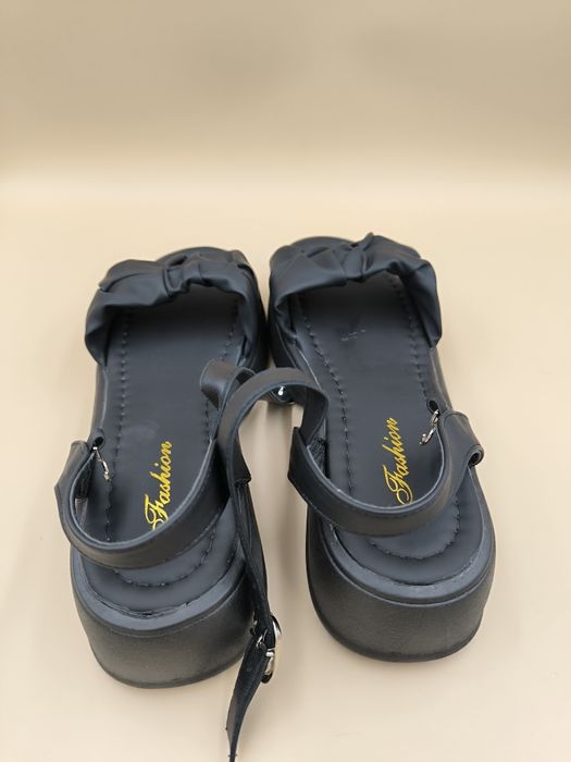 Czarne sandały na platformie rozmiar 40