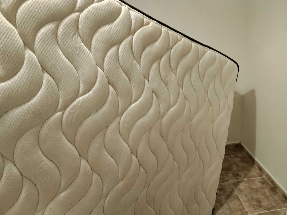 Vendo Cama de Casal com colchão