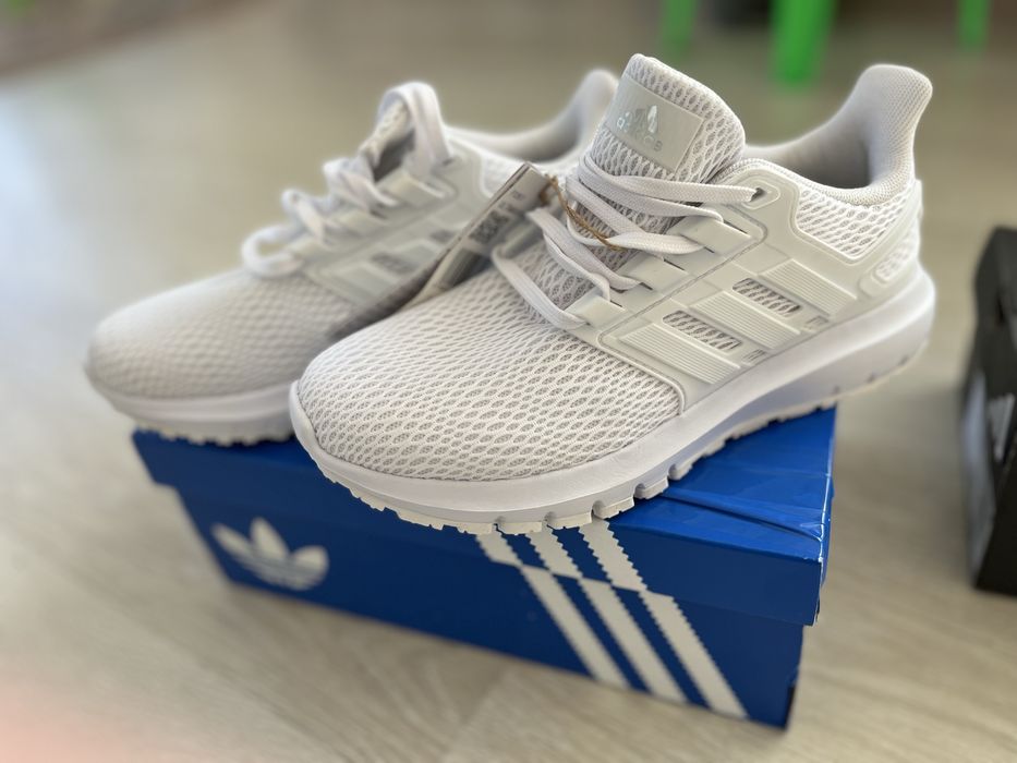 Кросівки adidas жіночі (добрий торг)