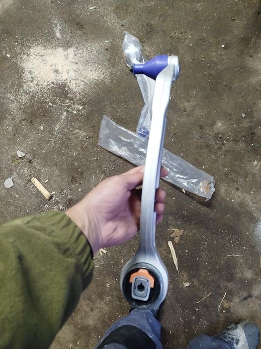 Продам передні ричаги криві audi a6 c5