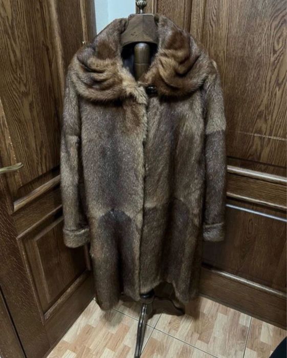 Натуральная полноразмерная шуба из меха нутрии Ferretking