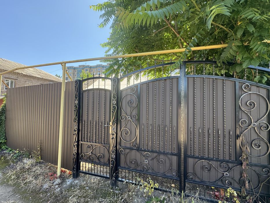 Продається будинок в центрі міста .