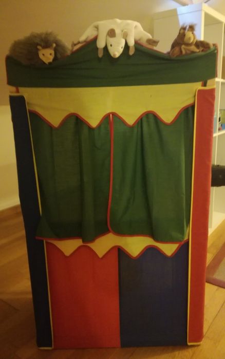 Teatrinho infantil com bonecos