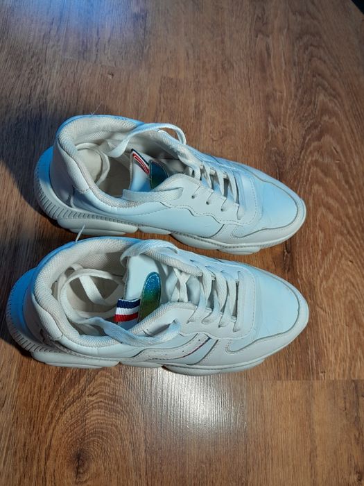 Продаю кросівки дівочі