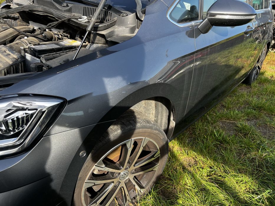 Vw Golf VII Sportsvan blotnik lewy przod LR7H Igla w kolor