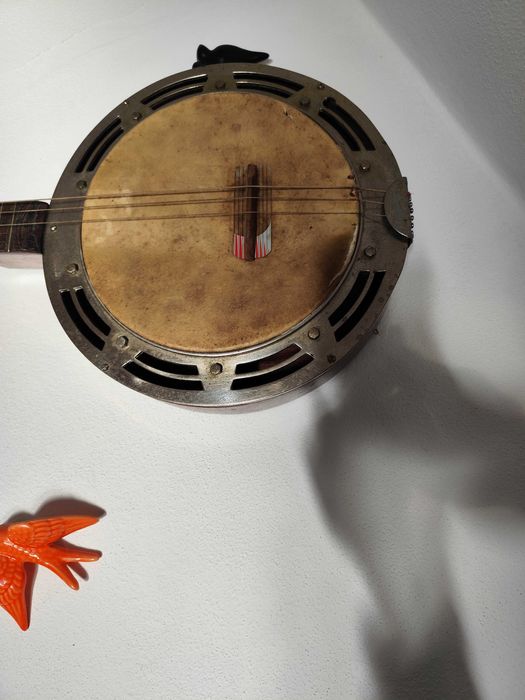Um Banjo profissional de 4 cordas, conhecido por Bandola