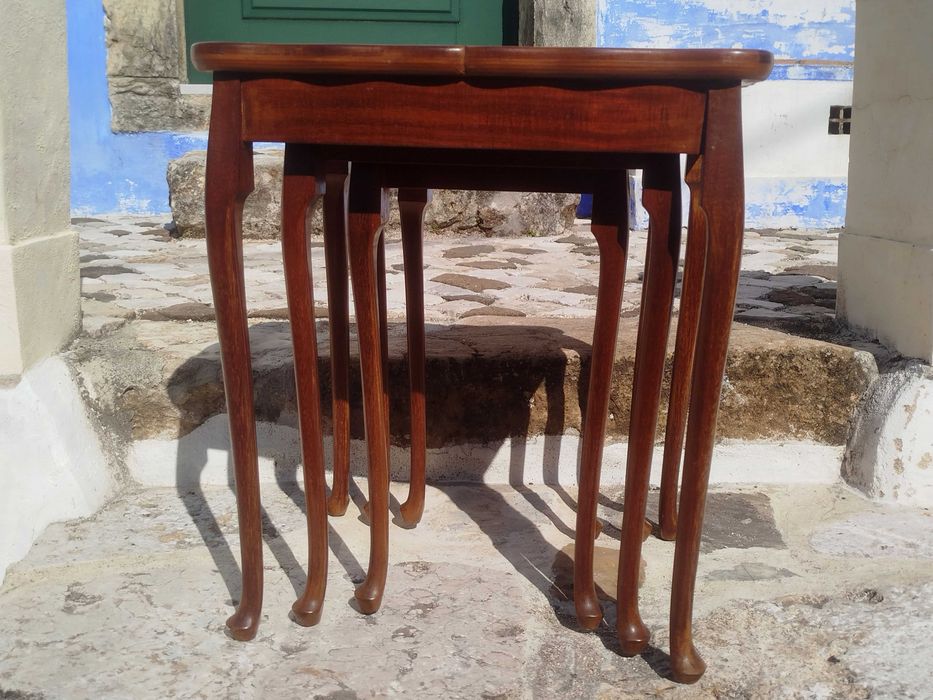 Conjunto de 3 Mesas de Encaixe "Mesa Mãe" Moveis Antigos em Mogno Polido
