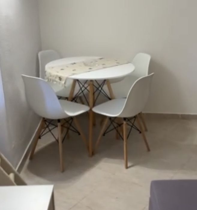 Movéis de Sala de estar e cozinha, movél de TV, Estante de livros, mesa redonda com 4 cadeiras incluidas, sofá roxo acinzentado e frigorifico.