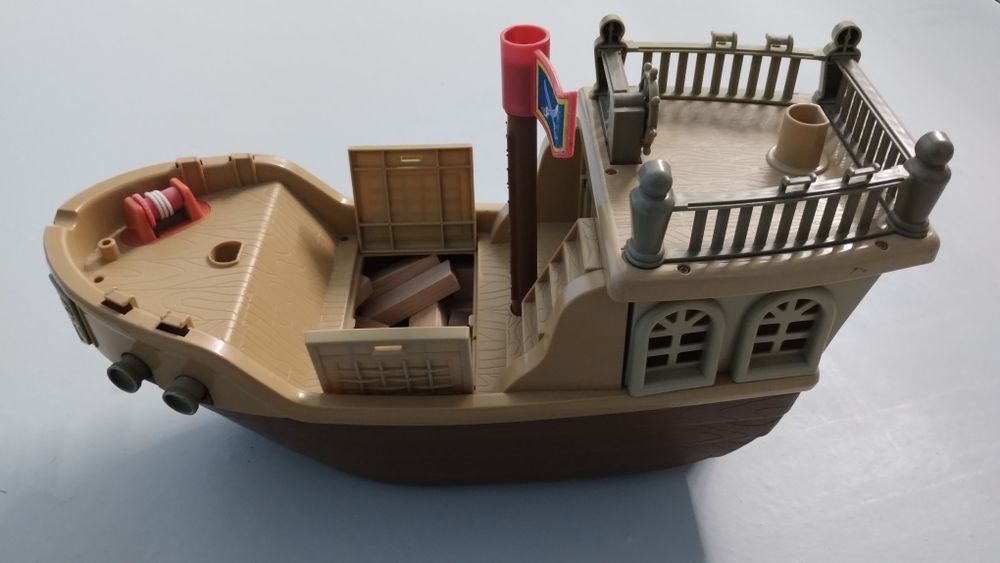 Statek z klockami drewnianymi na kółkach