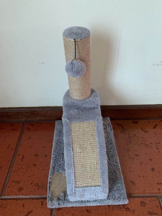 Casa para gato com oferta de arranhador (Conjunto)