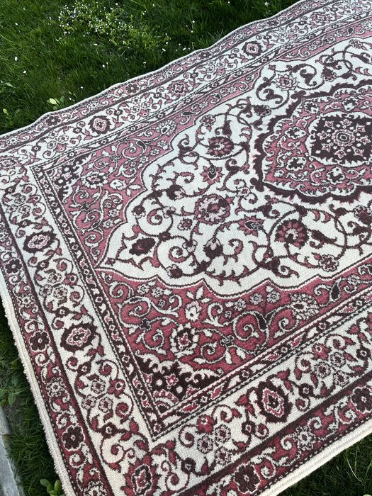 Продам килим на підлогу