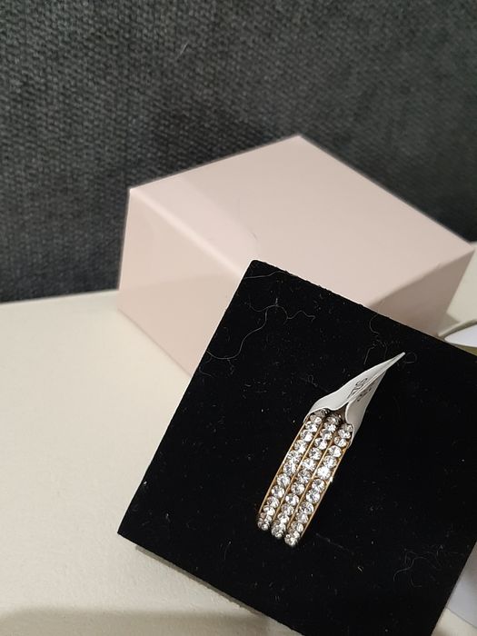 Anel dourado com brilhantes em Aço