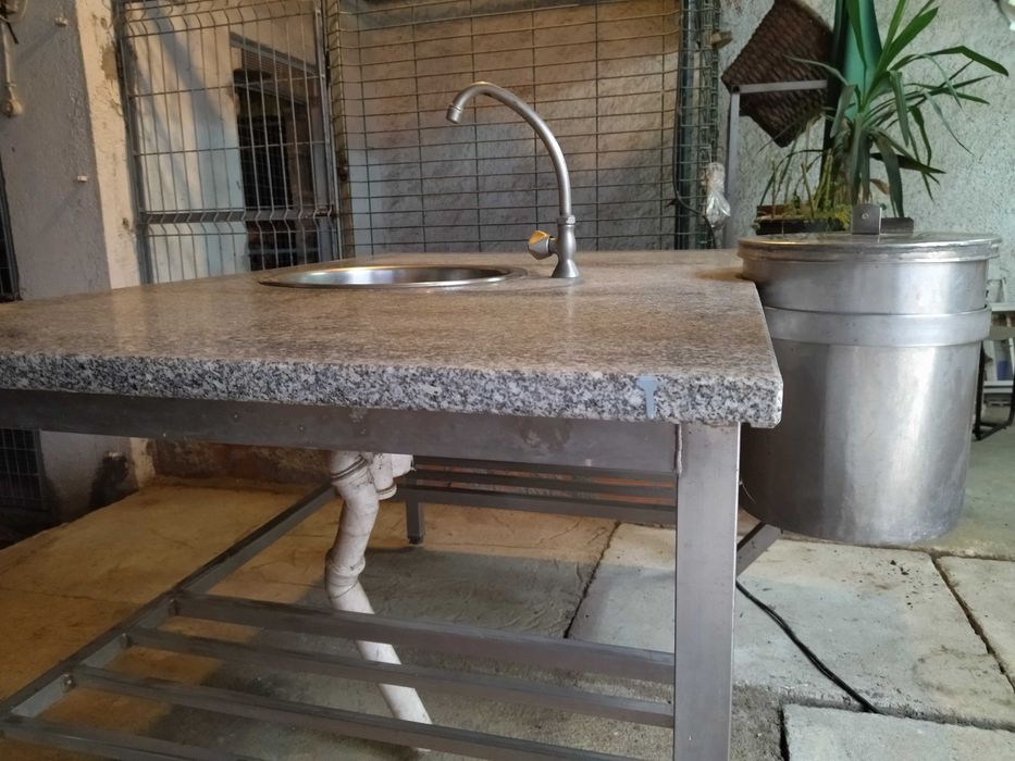 Banca em aço inox e tampo de GRANITO (com lavatório)