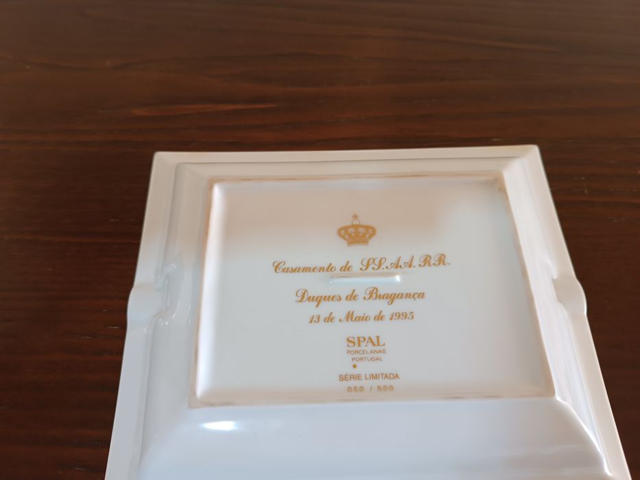 Cinzeiro em porcelana. Comemorativo do "Casamento dos duques"