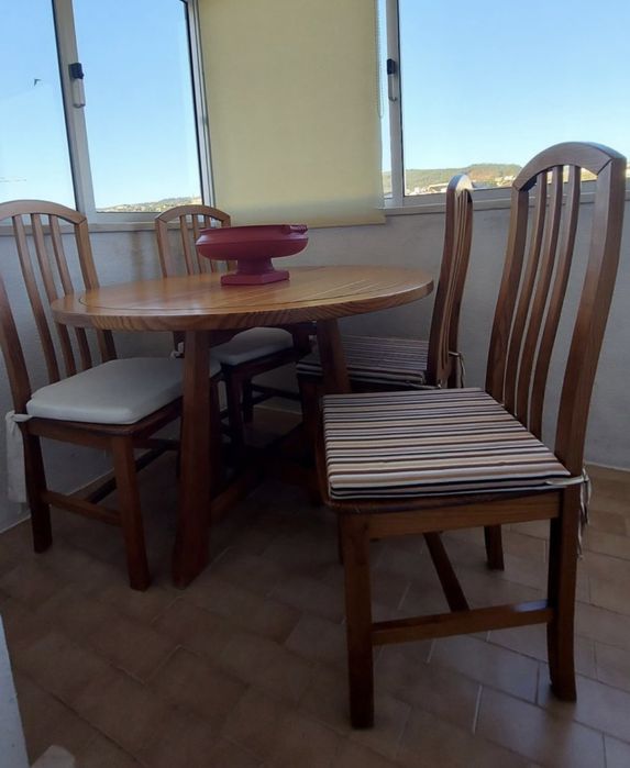 Mesa e cadeiras Cerne