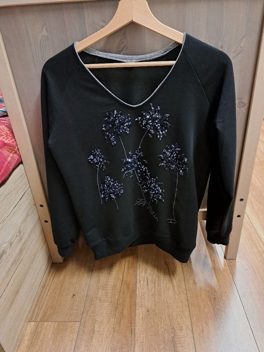 Sweterek damski z błyszczącymi  cekinkami