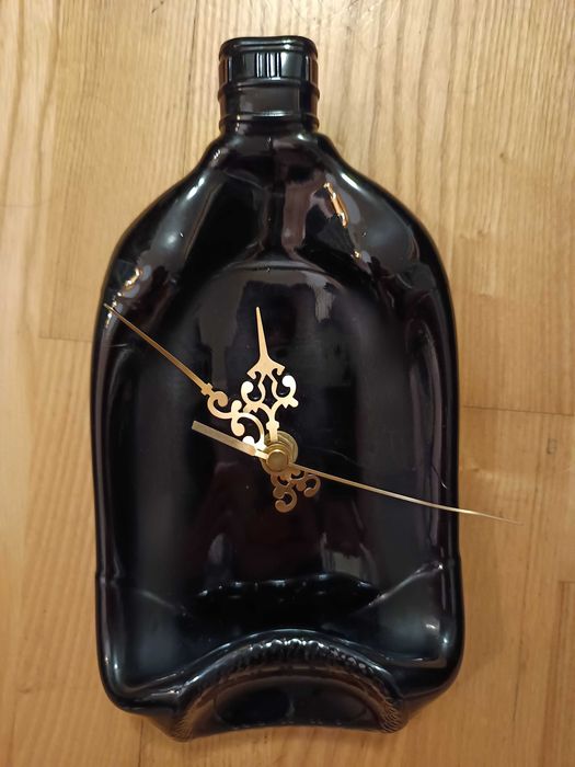 zegar na ścianę z butelki po whisky