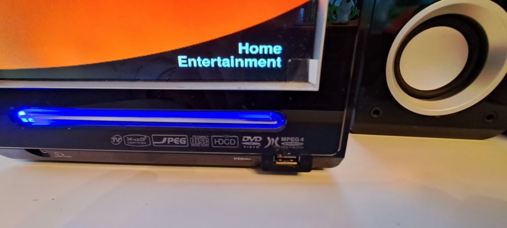 Wieża Manta z ekranem DVD