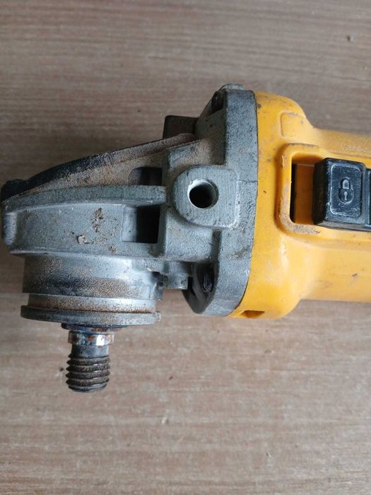 Szlifierka kątowa DeWalt DWE4057 (800W) – Uszkodzona  (Type 1)