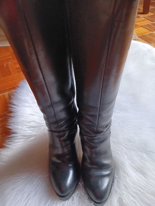 Botas cano alto compensadas FOREVA em pele