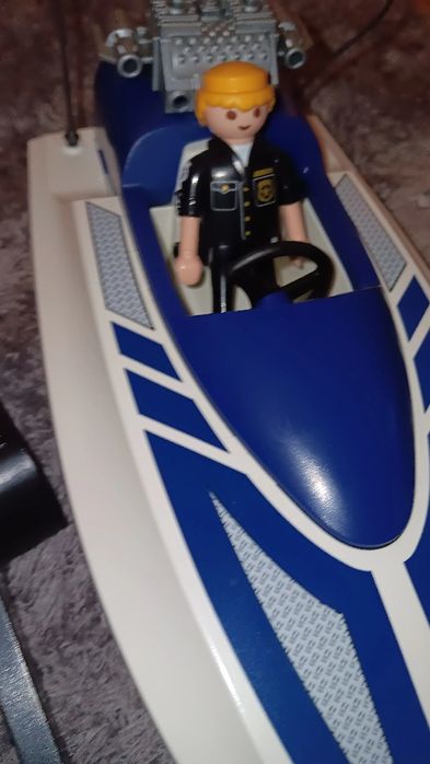 Barco da polícia da Playmobil em ótimo estado. Com o boneco da figura