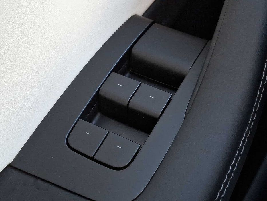 Tesla Model 3      2024