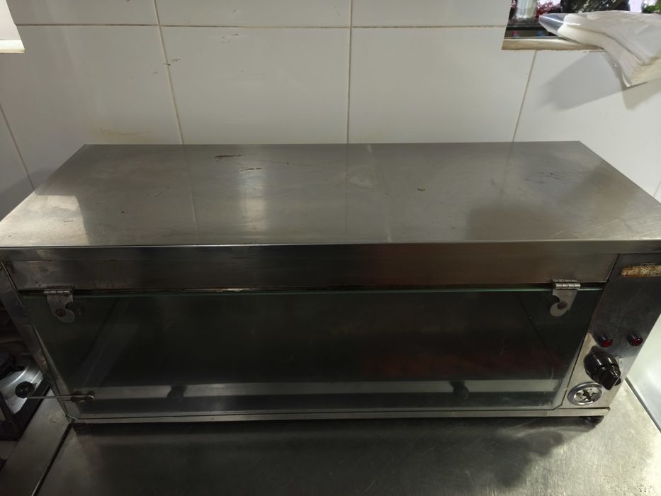 Uma arca congeladora média,um frigobar,uma assadeira de frango serve também como grelhadora uma máquina registradora