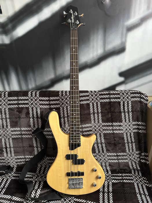 Gitara basowa Washburn Taurus T14 + porządny pokrowiec Canto + pasek