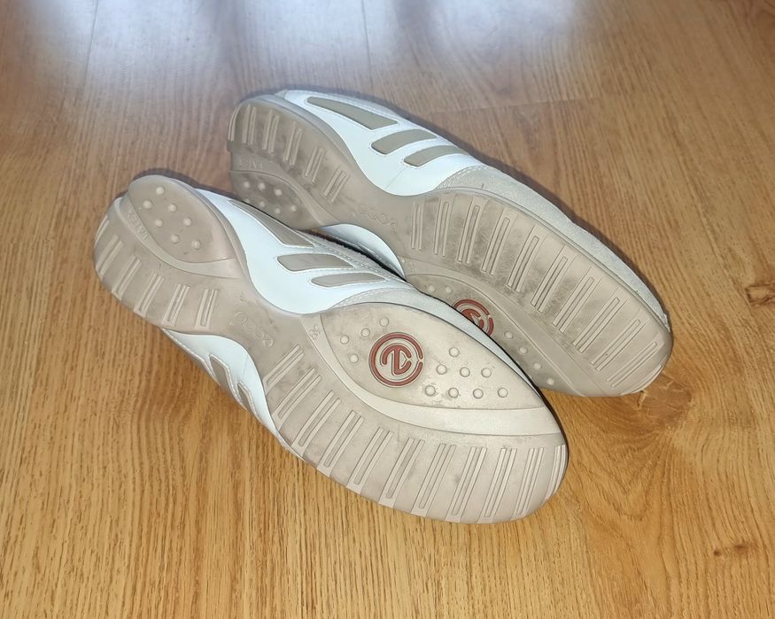 Buty wsuwane zamszowe marki Ecco