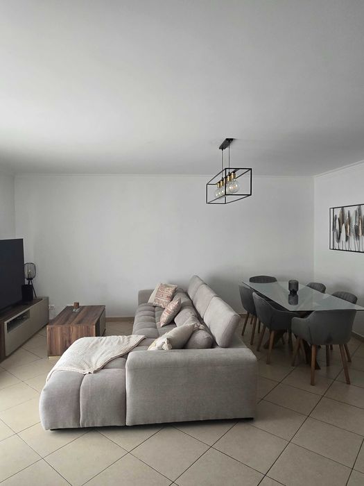 Moradia mobilada e equipada em condomínio fechado com piscina