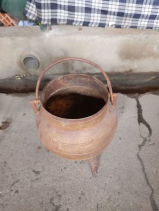 Vendo esta panela antiga de ferro muita bonita bom estado