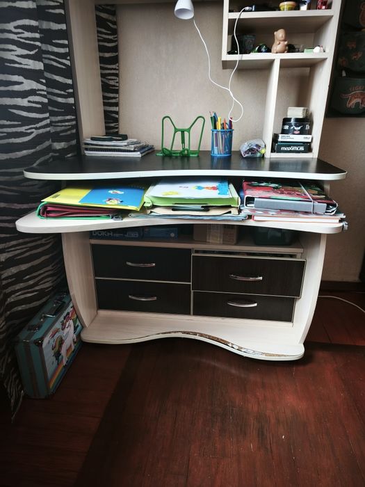 Комп'ютерний стіл