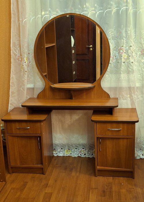 Продам зеркало с тумбой,столик  для макияжа