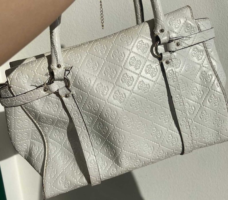 mala Guess logotipo estampado