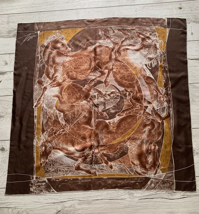 Jedwabna apaszka o bardzo dynamicznym artystycznym wzorze -motyw koni
