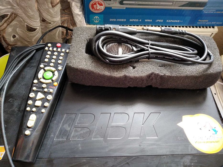 Відеоплеєр-караоке BBK DV610SI