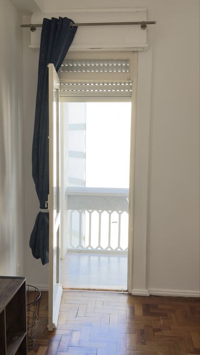 Tenho Quartos  para arrendar , um com varanda e o outro sem varanda , apartamento com duas casas de banho , presik com elevador e todo remodelado