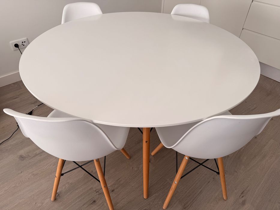 Mesa e 4 cadeiras de refeições