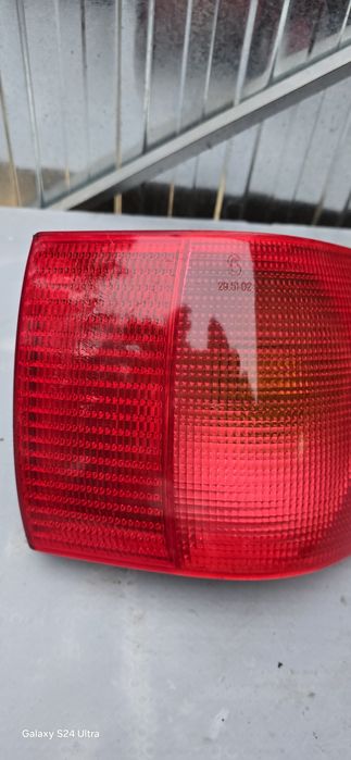Lampa Prawa Tył Tylne W Błotniku Audi 80 B4 Sedan