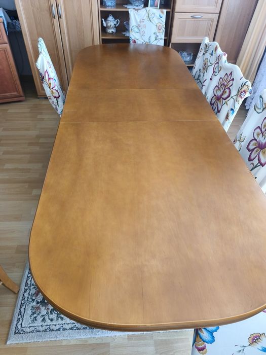 Stół rozkładany z 8 krzesłami