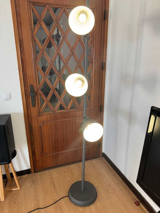 Candeeiro de Pé IKEA HEKTAR com 3 Spots – Cinza Escuro – Novo