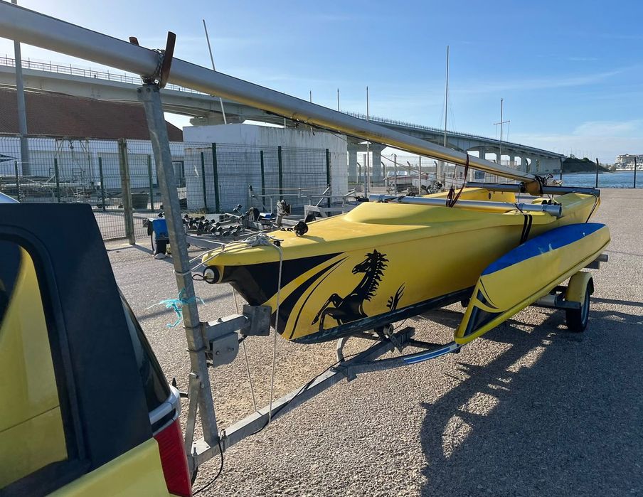 Trimaran desportivo Magnum 21