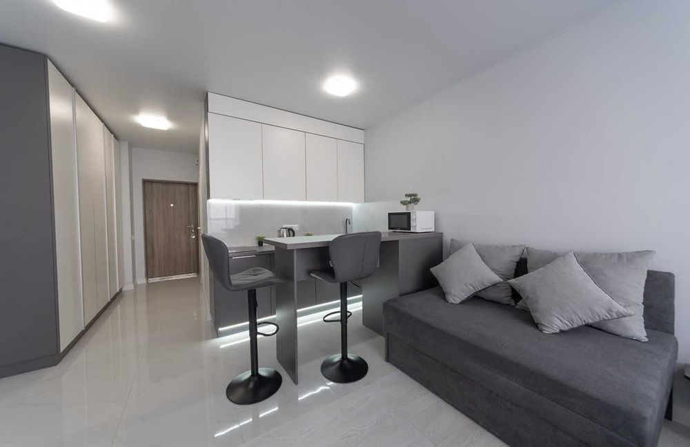 Подобова оренда- комфортна студія з ремонтом, біля метро. Світло 24/7.