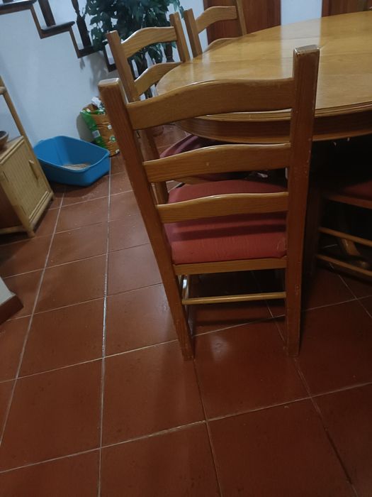 Mesa com seis cadeiras