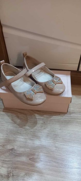 Sprzedam buty dla dziewczynki.