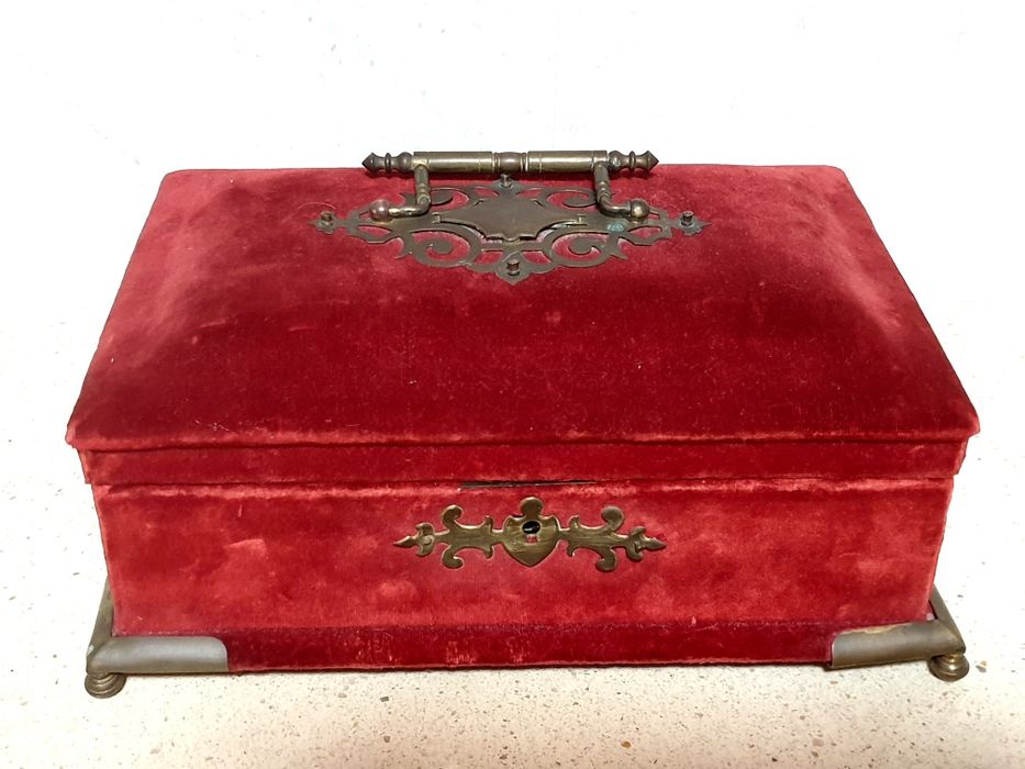 Maravilhoso antigo guarda joias Arte Nova com veludo