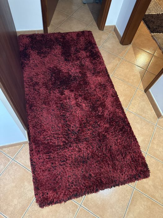 Tapetes vermelhos felpudos em otimo estado